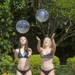 81110LSSilverGllitterBallAdult2Girls1RGB800px